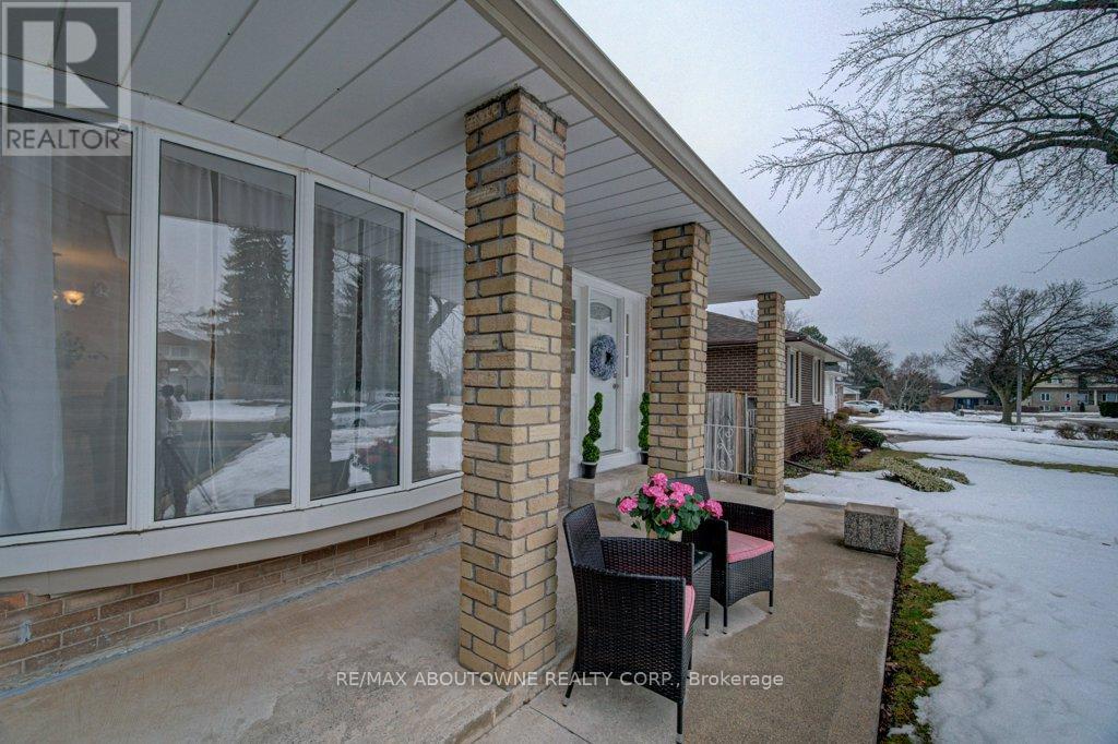 1239 Montclair Drive, Oakville, Ontario  L6H 1Z3 - Photo 25 - W12847830