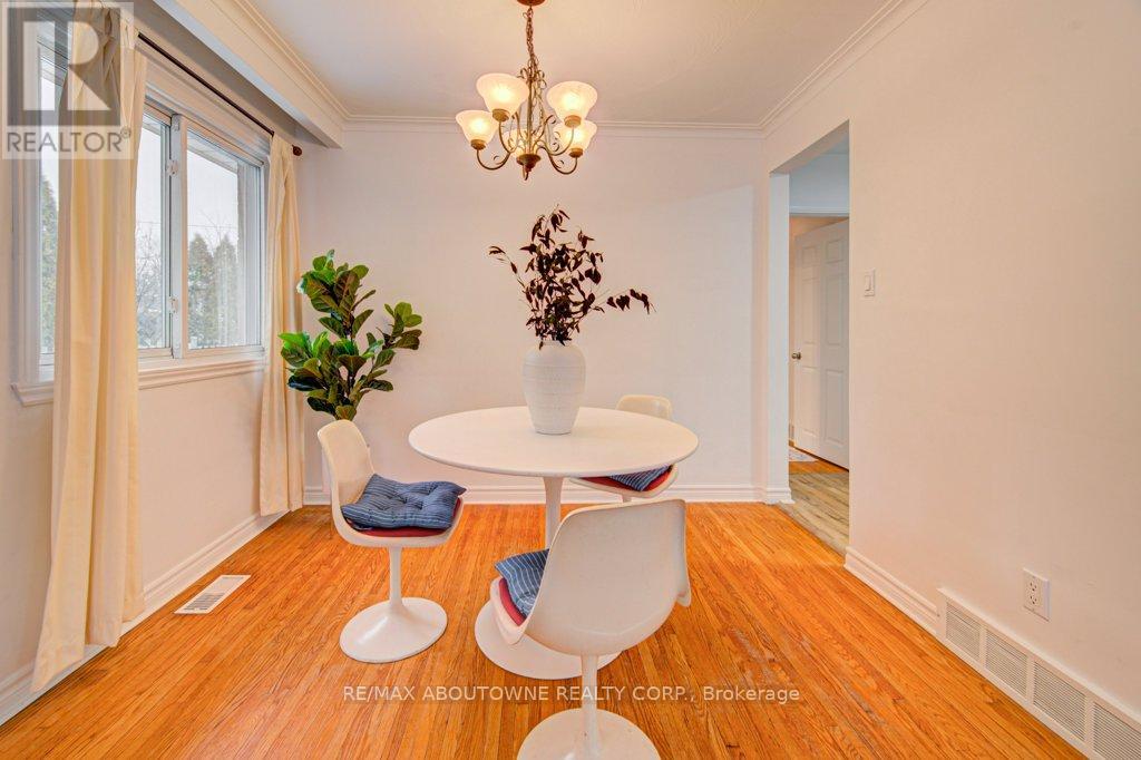 1239 Montclair Drive, Oakville, Ontario  L6H 1Z3 - Photo 3 - W12847830