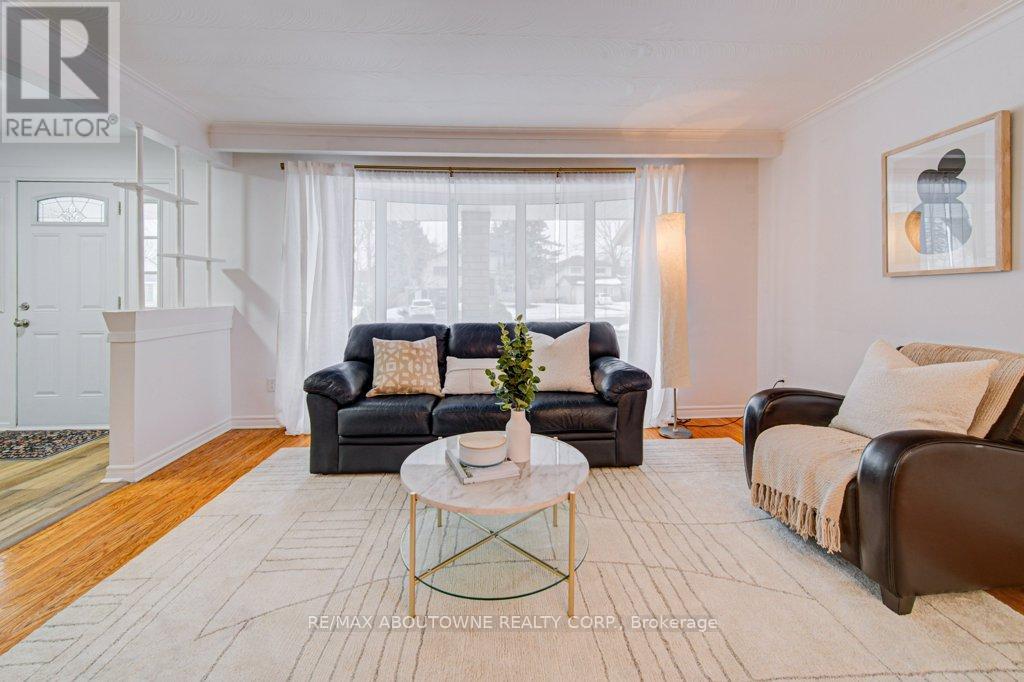 1239 Montclair Drive, Oakville, Ontario  L6H 1Z3 - Photo 4 - W12847830