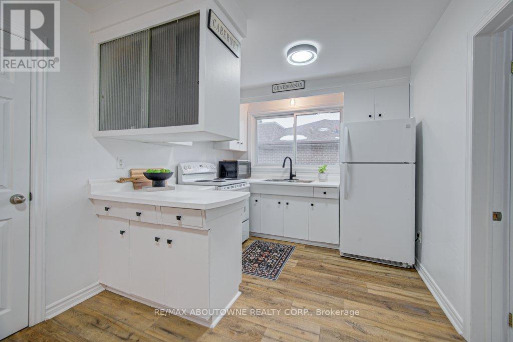 1239 Montclair Drive, Oakville, Ontario  L6H 1Z3 - Photo 5 - W12847830