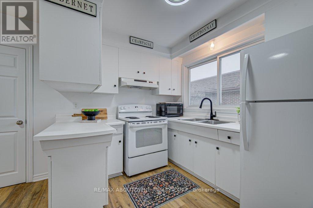 1239 Montclair Drive, Oakville, Ontario  L6H 1Z3 - Photo 6 - W12847830