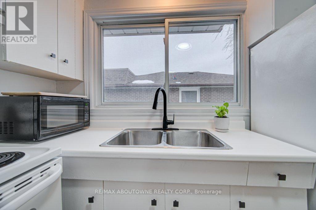 1239 Montclair Drive, Oakville, Ontario  L6H 1Z3 - Photo 7 - W12847830