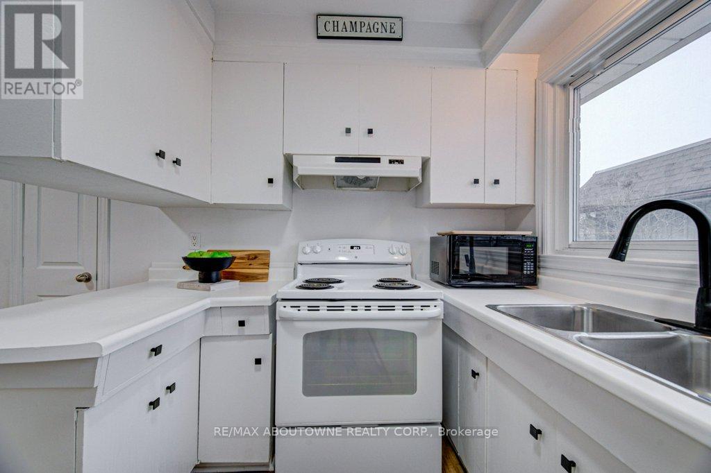 1239 Montclair Drive, Oakville, Ontario  L6H 1Z3 - Photo 8 - W12847830