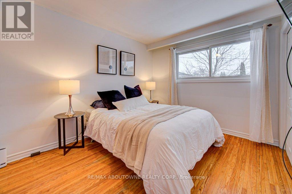 1239 Montclair Drive, Oakville, Ontario  L6H 1Z3 - Photo 9 - W12847830