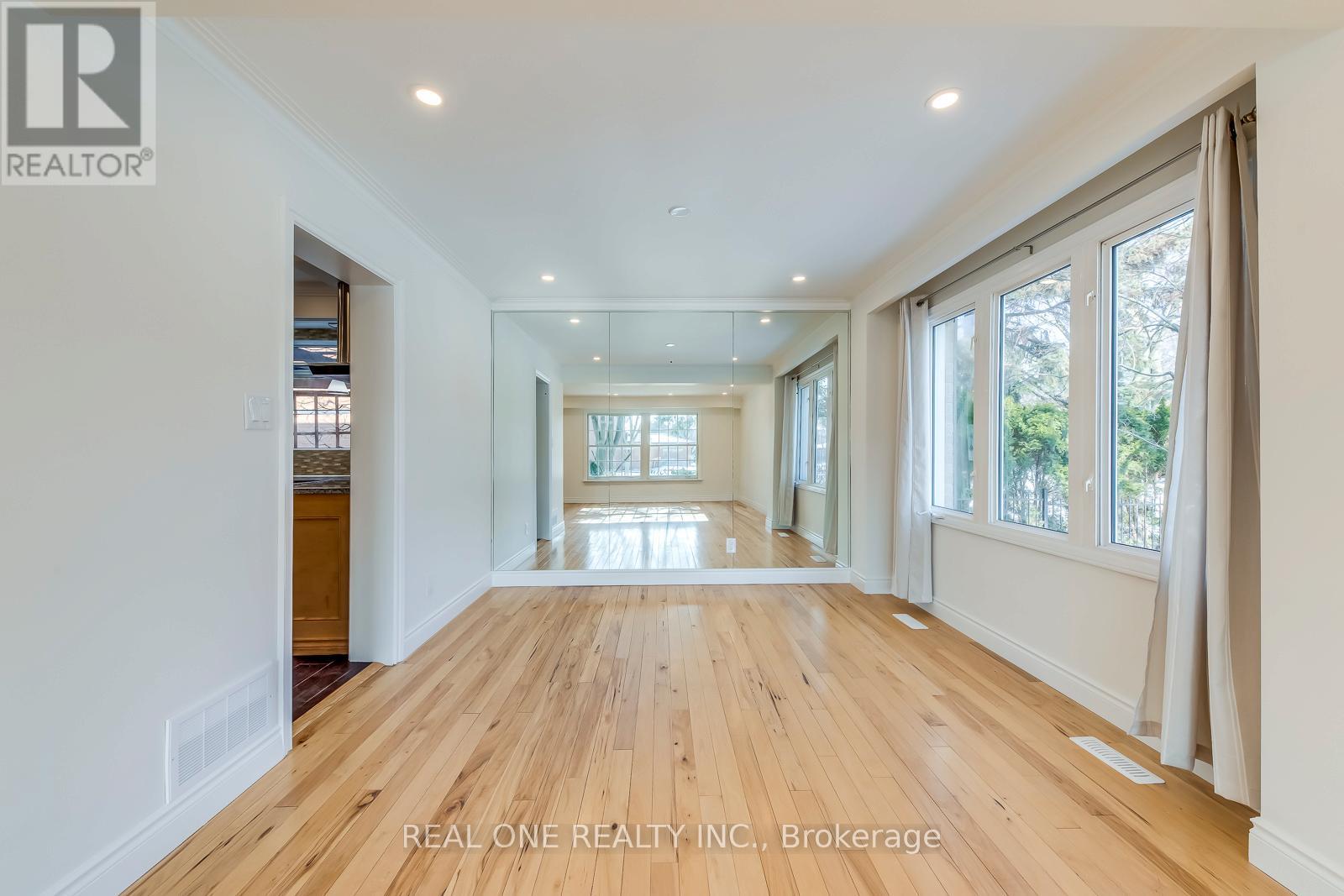 1585 Crombie Road, Mississauga, Ontario  L5J 4J1 - Photo 8 - W12847868