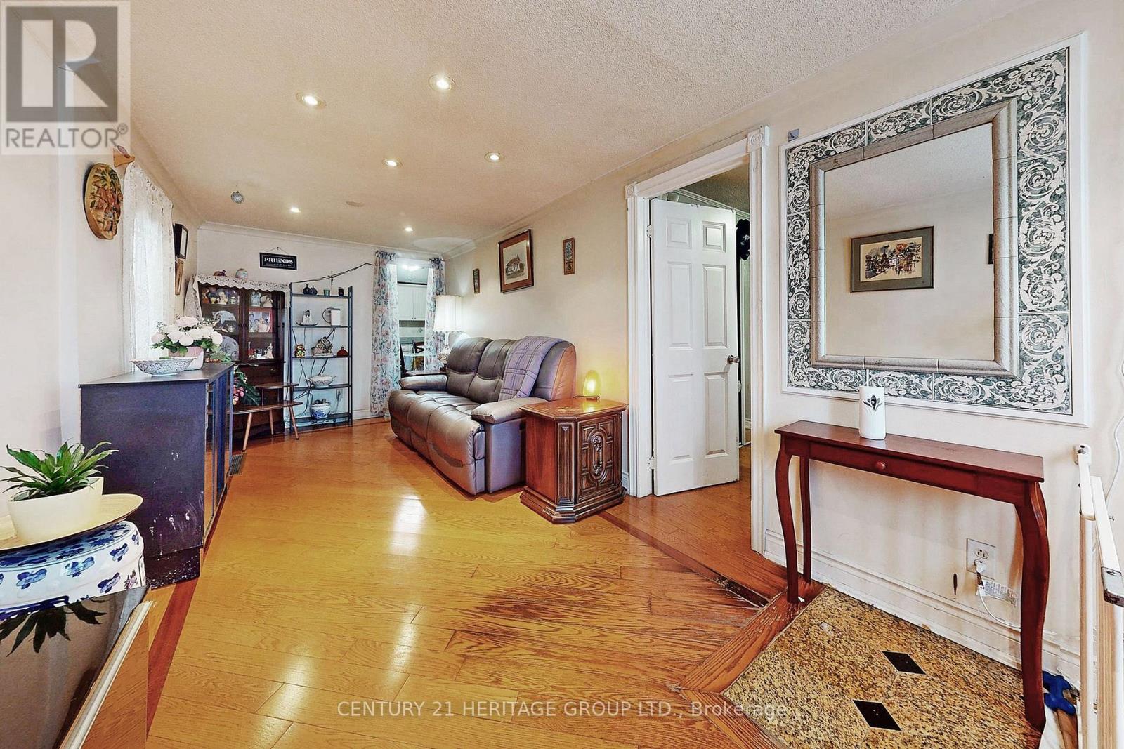 1045 East Avenue, Mississauga, Ontario  L5E 1X1 - Photo 2 - W12847900