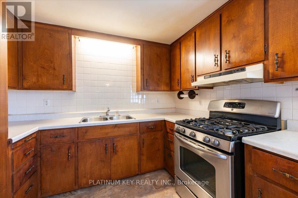 256 King Street, Southwest Middlesex, Ontario  N0L 1M0 - Photo 10 - X12848226