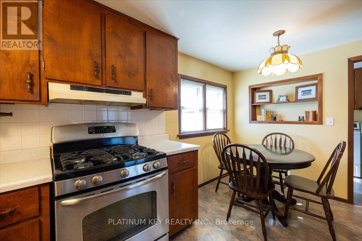 256 King Street, Southwest Middlesex, Ontario  N0L 1M0 - Photo 11 - X12848226