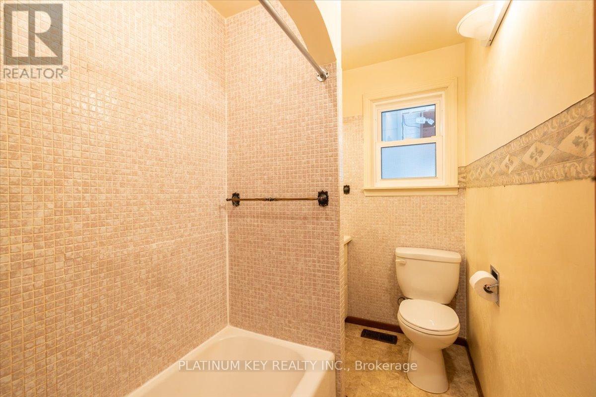 256 King Street, Southwest Middlesex, Ontario  N0L 1M0 - Photo 12 - X12848226