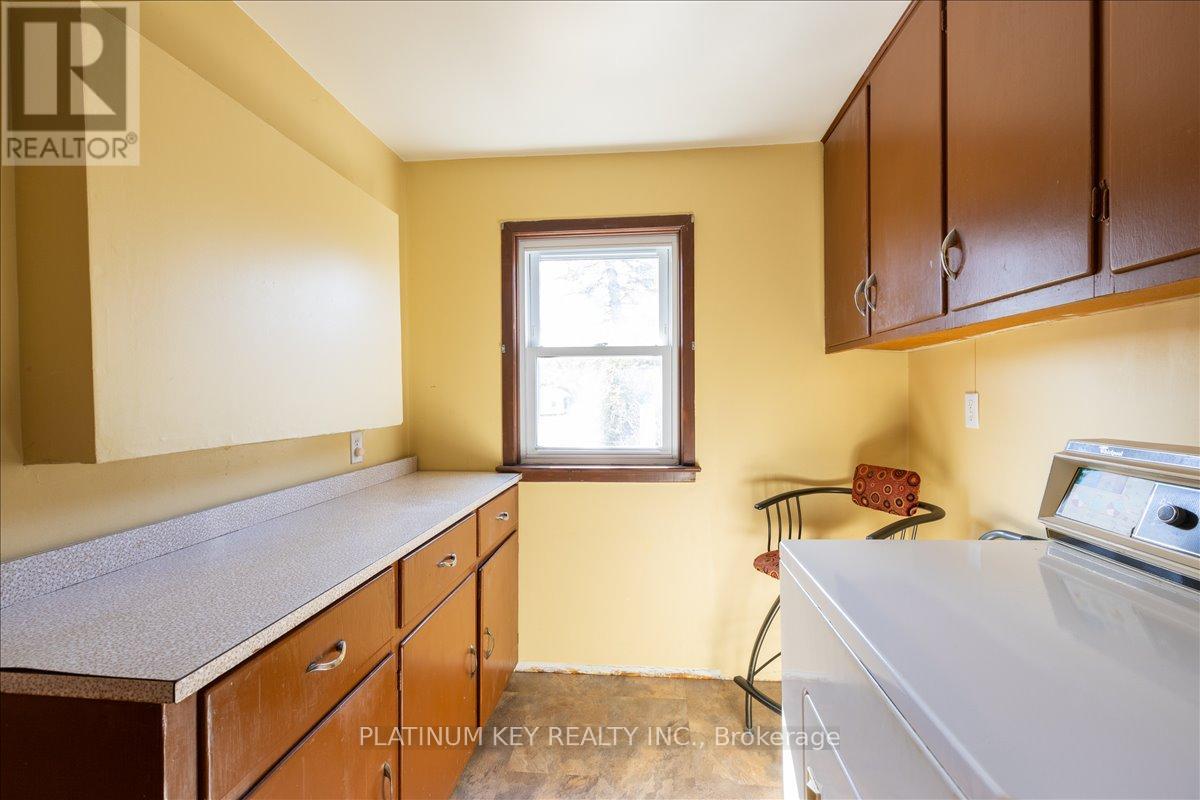 256 King Street, Southwest Middlesex, Ontario  N0L 1M0 - Photo 13 - X12848226