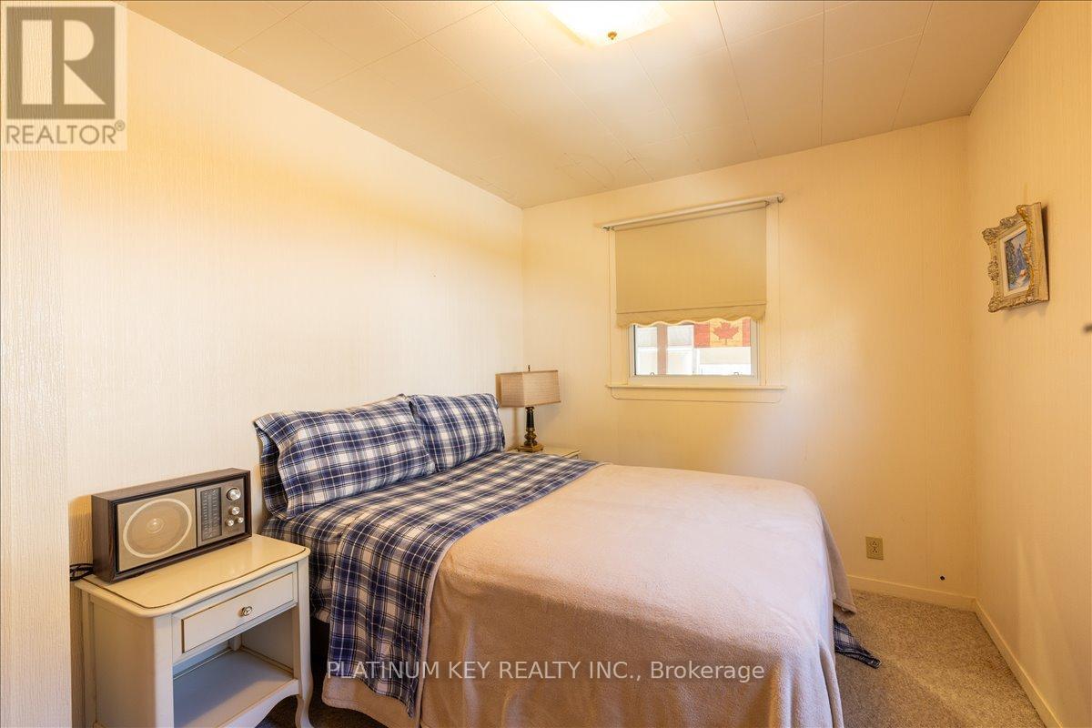 256 King Street, Southwest Middlesex, Ontario  N0L 1M0 - Photo 15 - X12848226