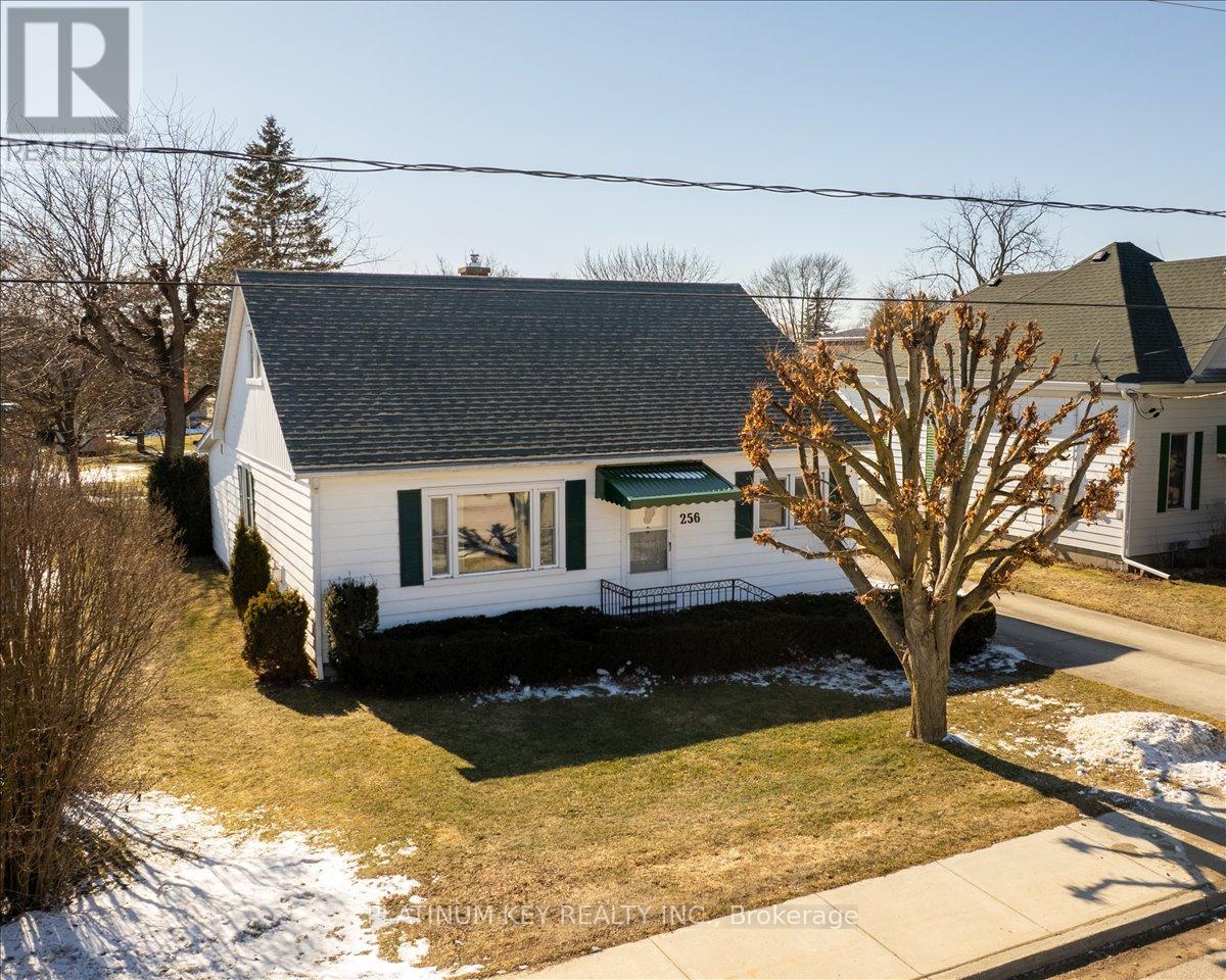 256 King Street, Southwest Middlesex, Ontario  N0L 1M0 - Photo 2 - X12848226