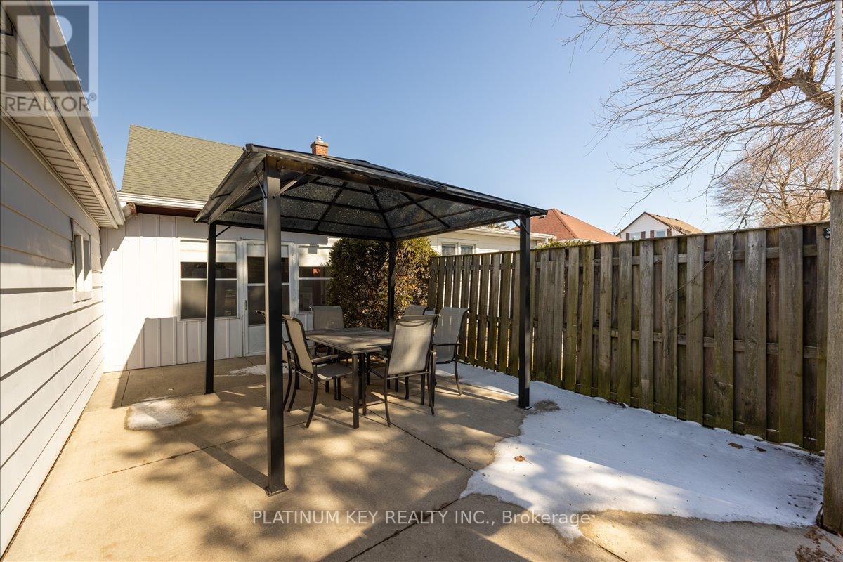 256 King Street, Southwest Middlesex, Ontario  N0L 1M0 - Photo 23 - X12848226