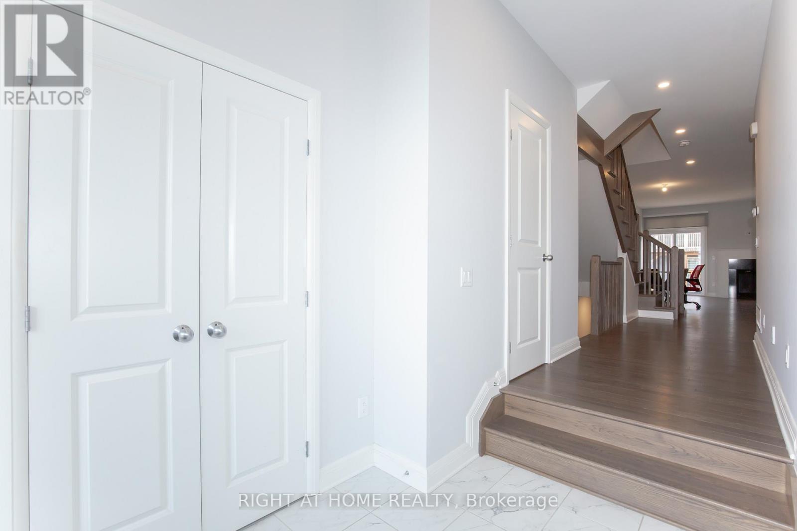 521 Hitzlay Terrace, Ottawa, Ontario  K2T 0S1 - Photo 2 - X12848384