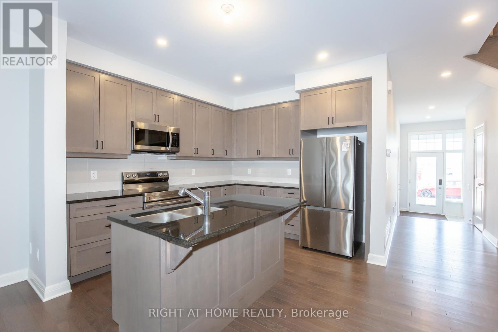 521 Hitzlay Terrace, Ottawa, Ontario  K2T 0S1 - Photo 4 - X12848384