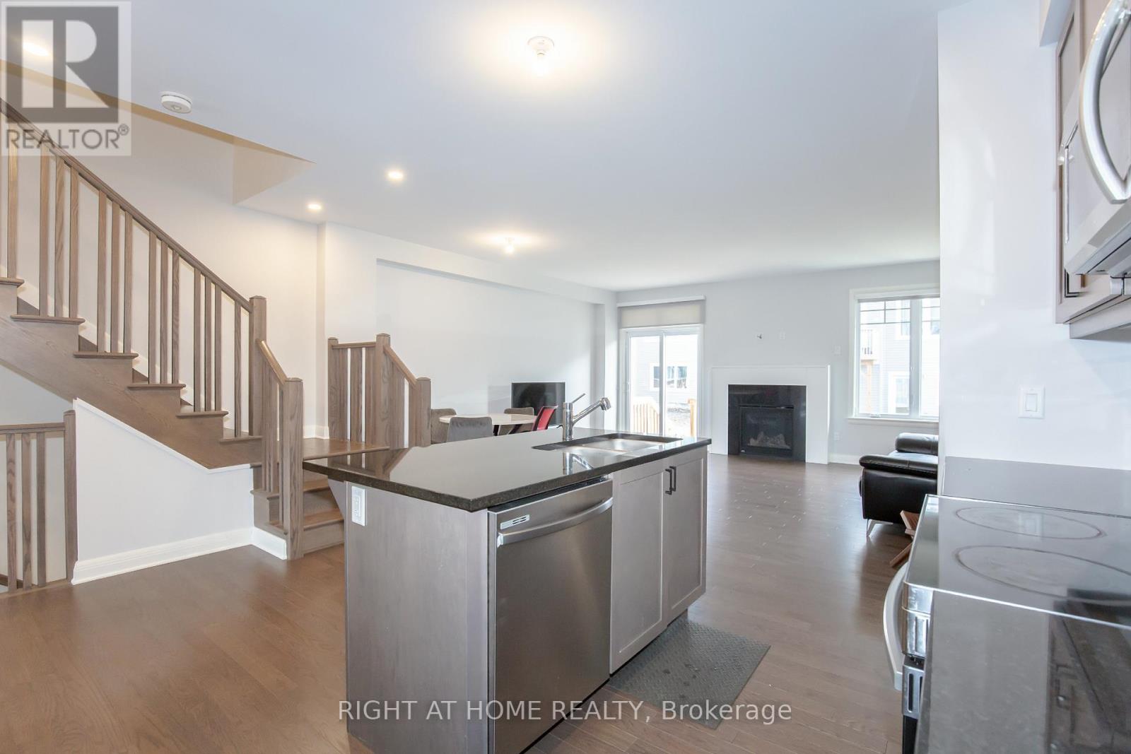 521 Hitzlay Terrace, Ottawa, Ontario  K2T 0S1 - Photo 6 - X12848384