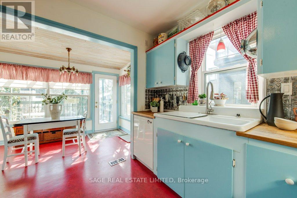 25 Helena Avenue, Toronto, Ontario  M6G 2H3 - Photo 12 - C12848336