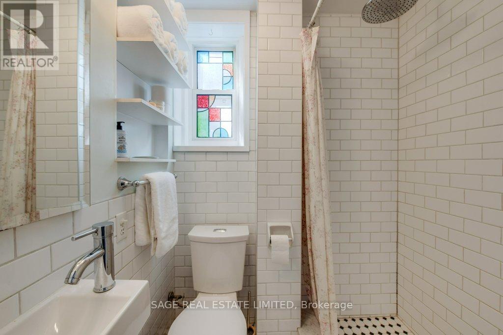 25 Helena Avenue, Toronto, Ontario  M6G 2H3 - Photo 17 - C12848336