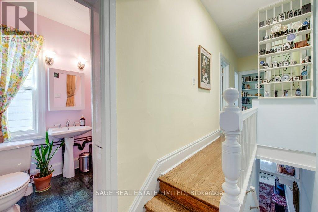 25 Helena Avenue, Toronto, Ontario  M6G 2H3 - Photo 18 - C12848336