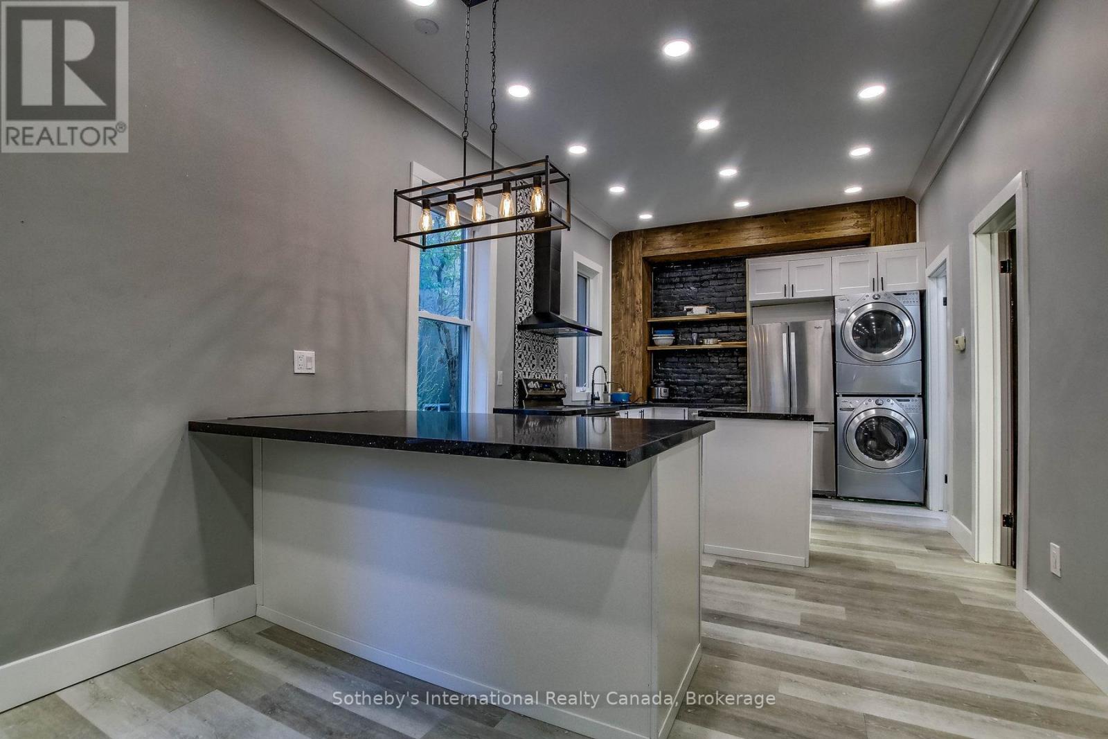 Photo 2 of 21 for 71 Briscoe Street E