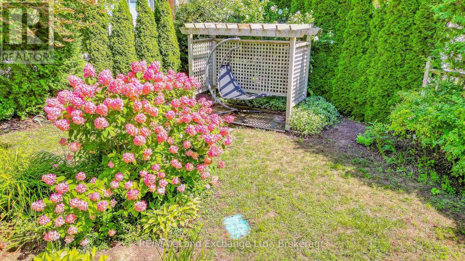 215 Island Street, Saugeen Shores, Ontario  N0H 2L0 - Photo 9 - X12848256