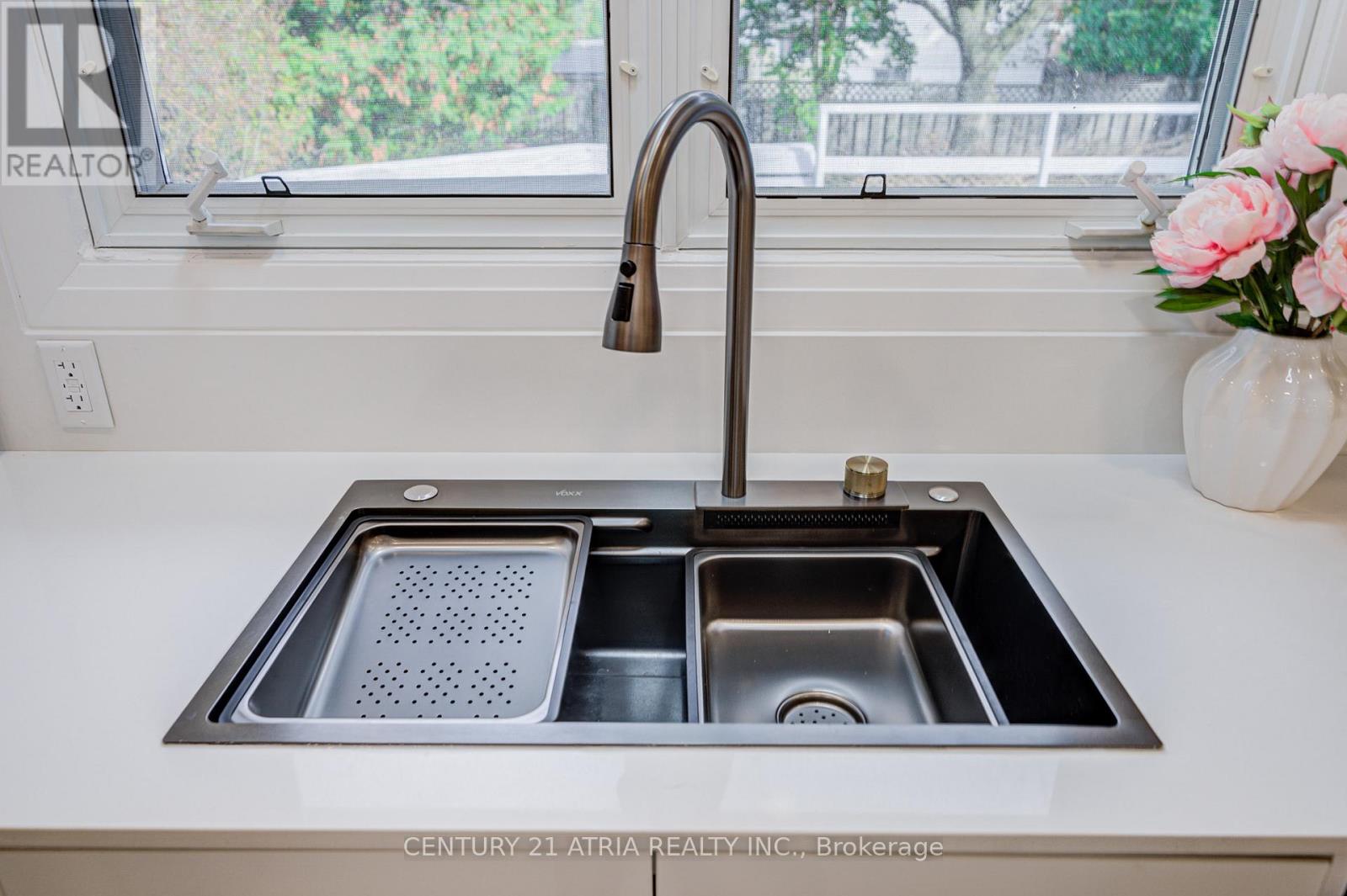 33 Sir Brandiles Place, Markham, Ontario  L3P 2Z4 - Photo 10 - N12848192