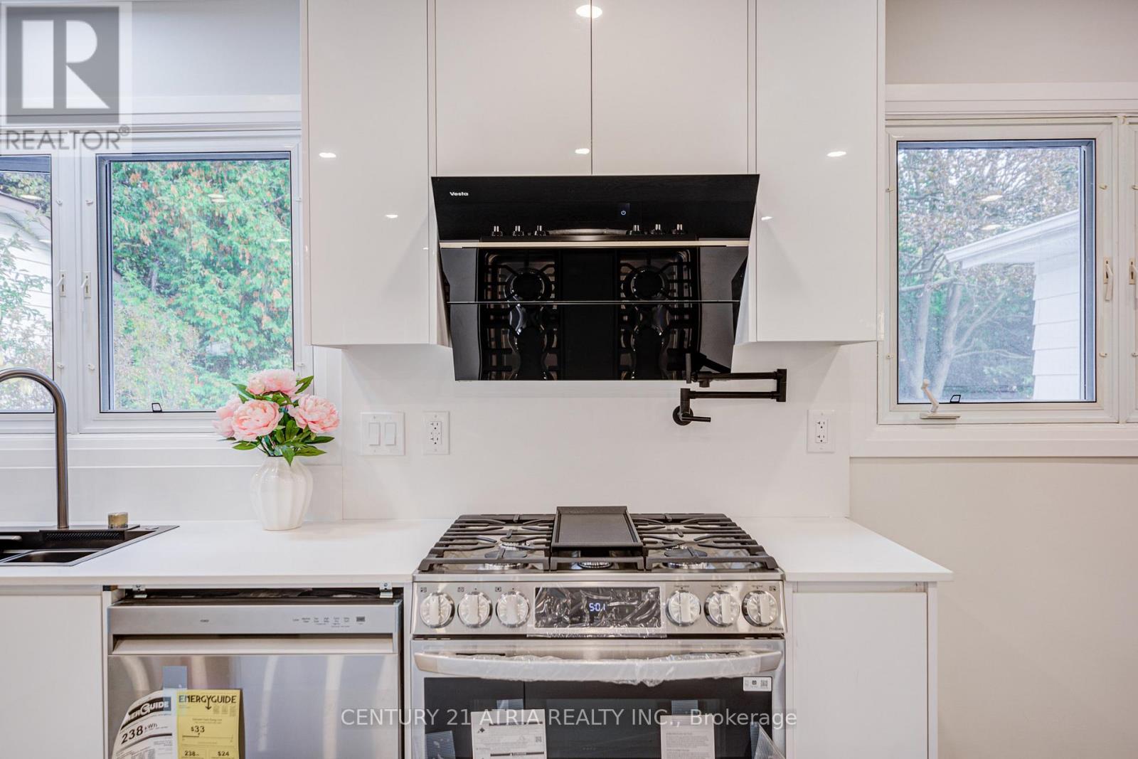 33 Sir Brandiles Place, Markham, Ontario  L3P 2Z4 - Photo 11 - N12848192