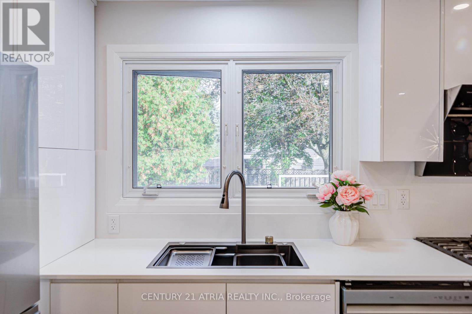 33 Sir Brandiles Place, Markham, Ontario  L3P 2Z4 - Photo 9 - N12848192