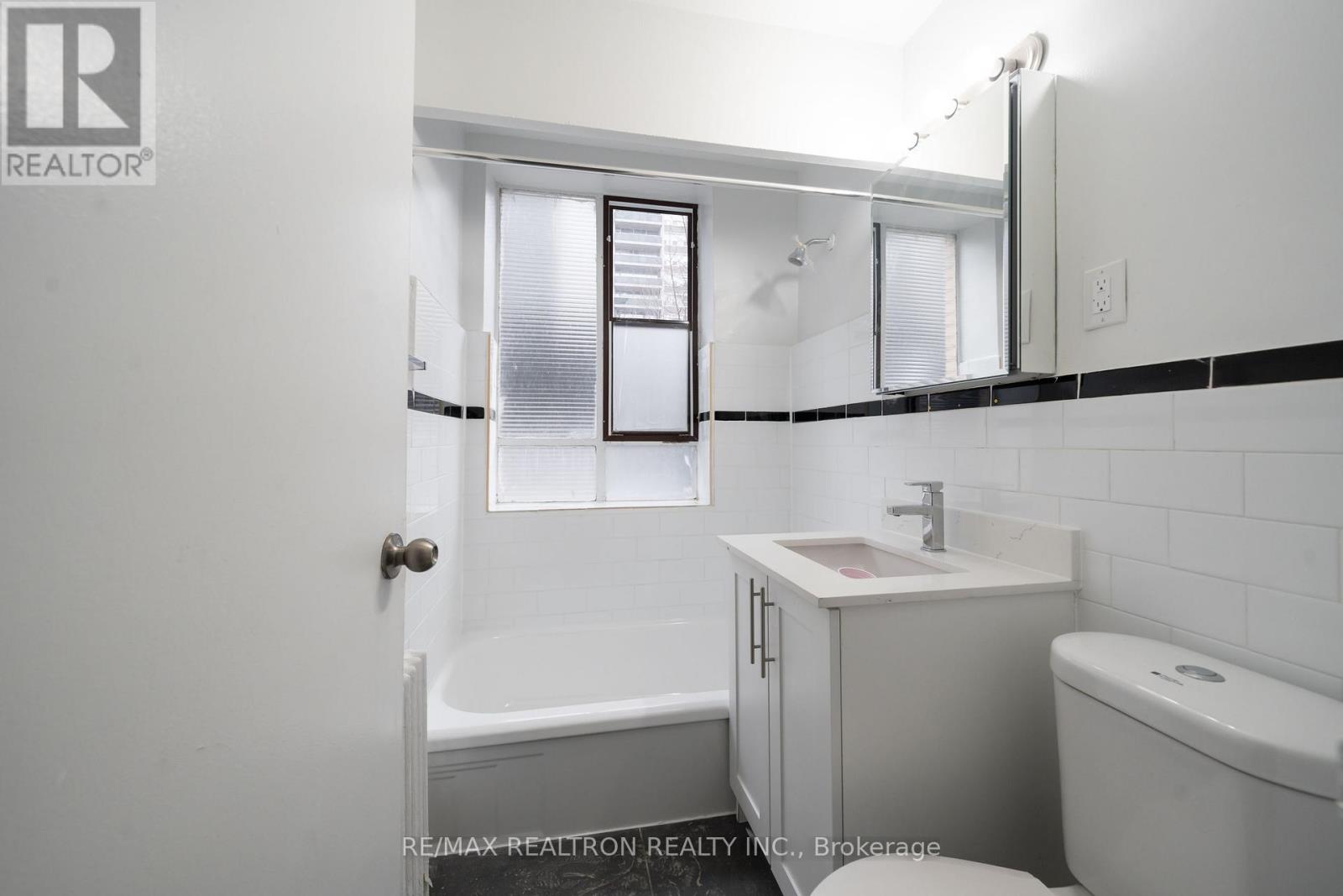 209 - 77 Erskine Avenue, Toronto, Ontario  M4P 1Y5 - Photo 5 - C12721438