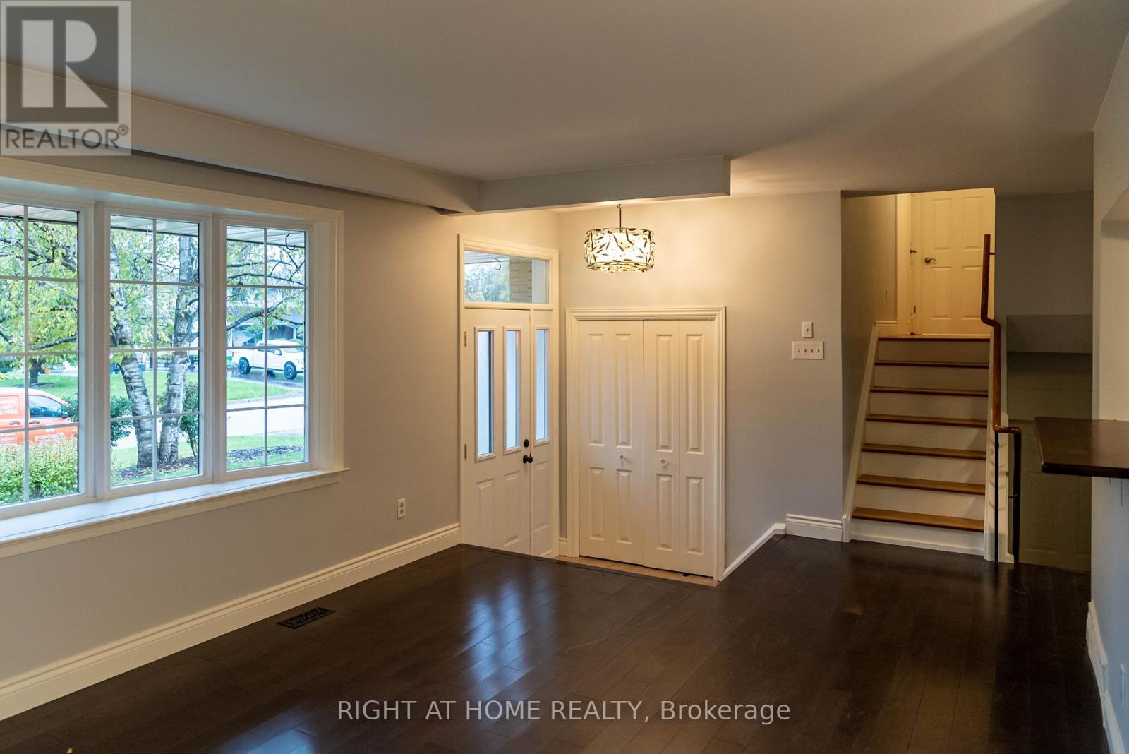 48 Ottaway Avenue, Barrie (Wellington), Ontario  L4M 2W9 - Photo 2 - S12848050