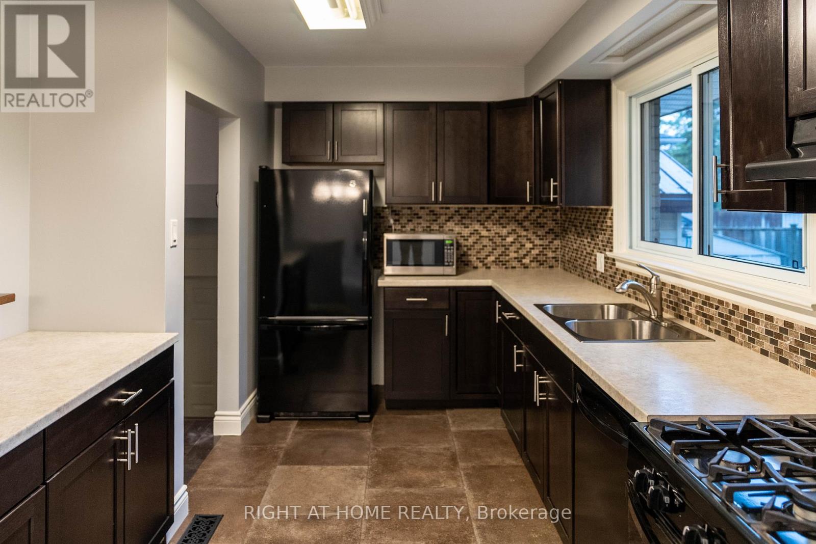 48 Ottaway Avenue, Barrie (Wellington), Ontario  L4M 2W9 - Photo 4 - S12848050