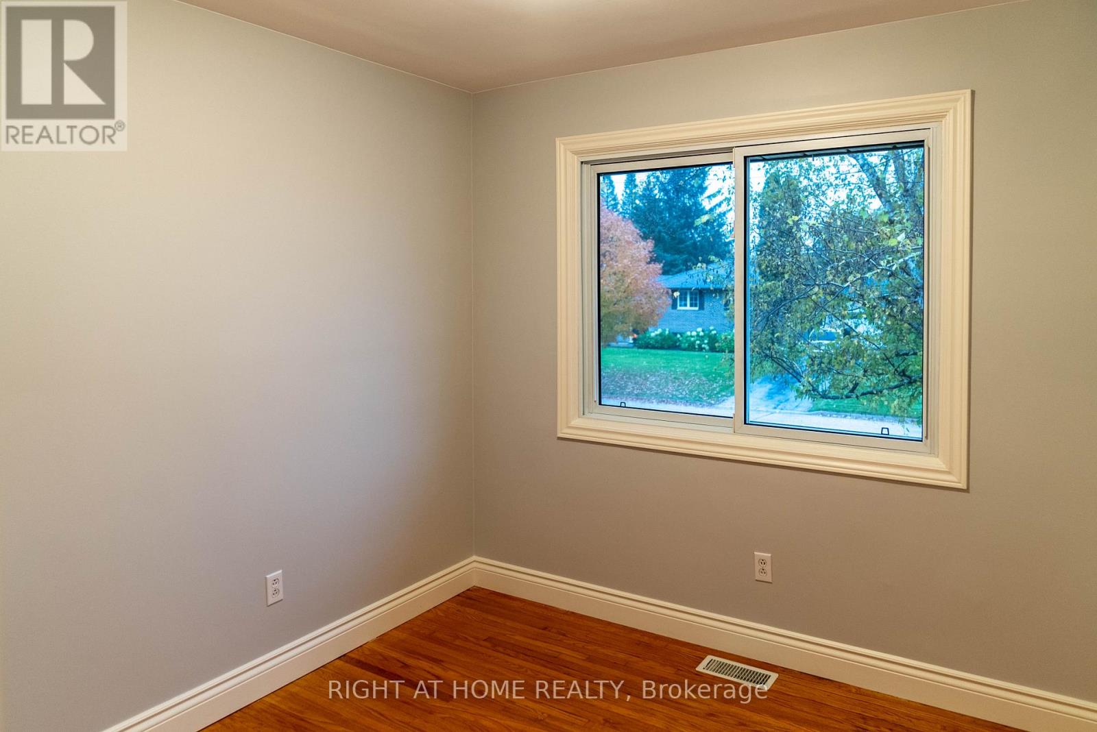 48 Ottaway Avenue, Barrie (Wellington), Ontario  L4M 2W9 - Photo 8 - S12848050