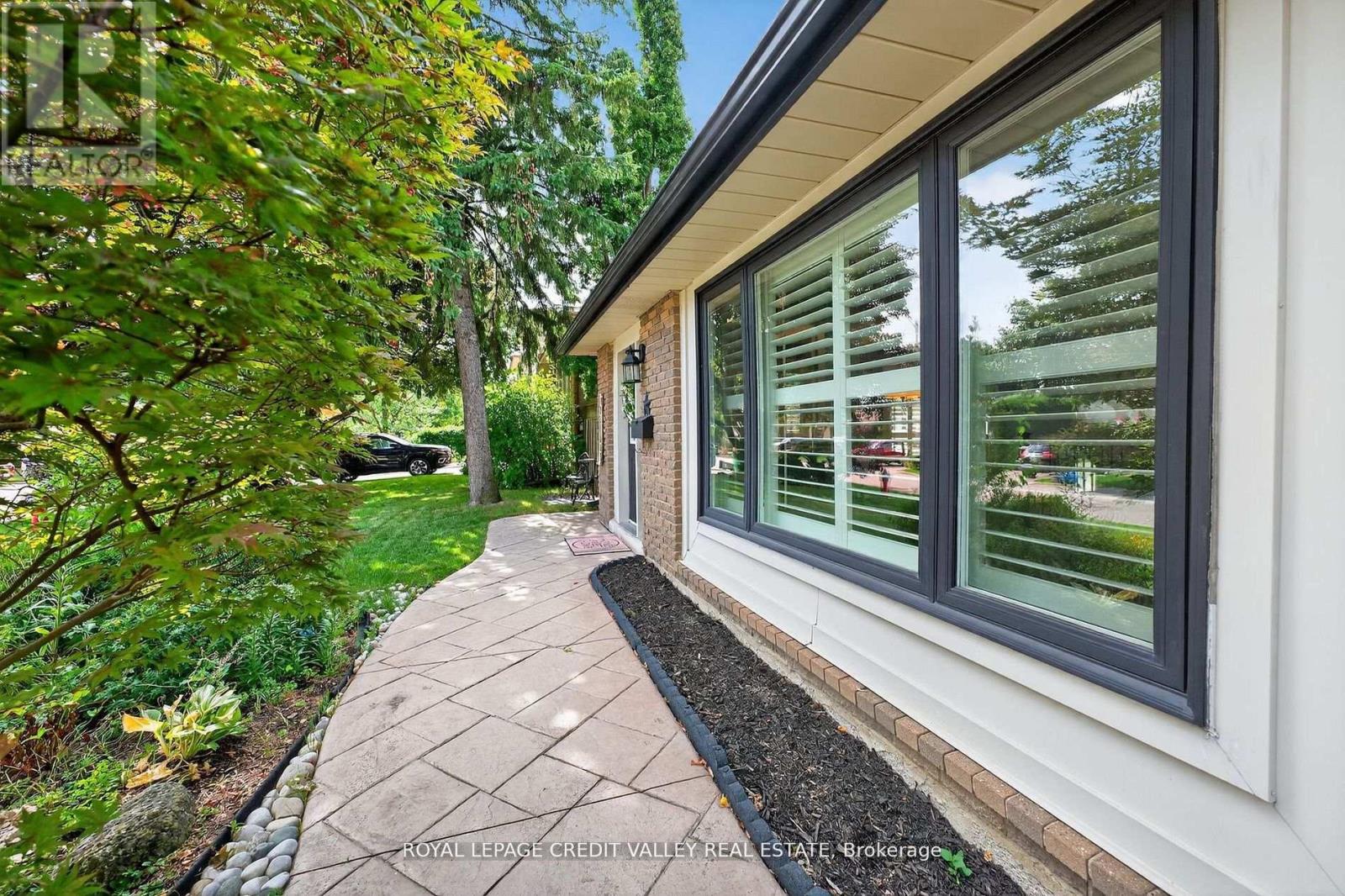 24 Willis Drive, Brampton, Ontario  L6W 1A9 - Photo 5 - W12848000