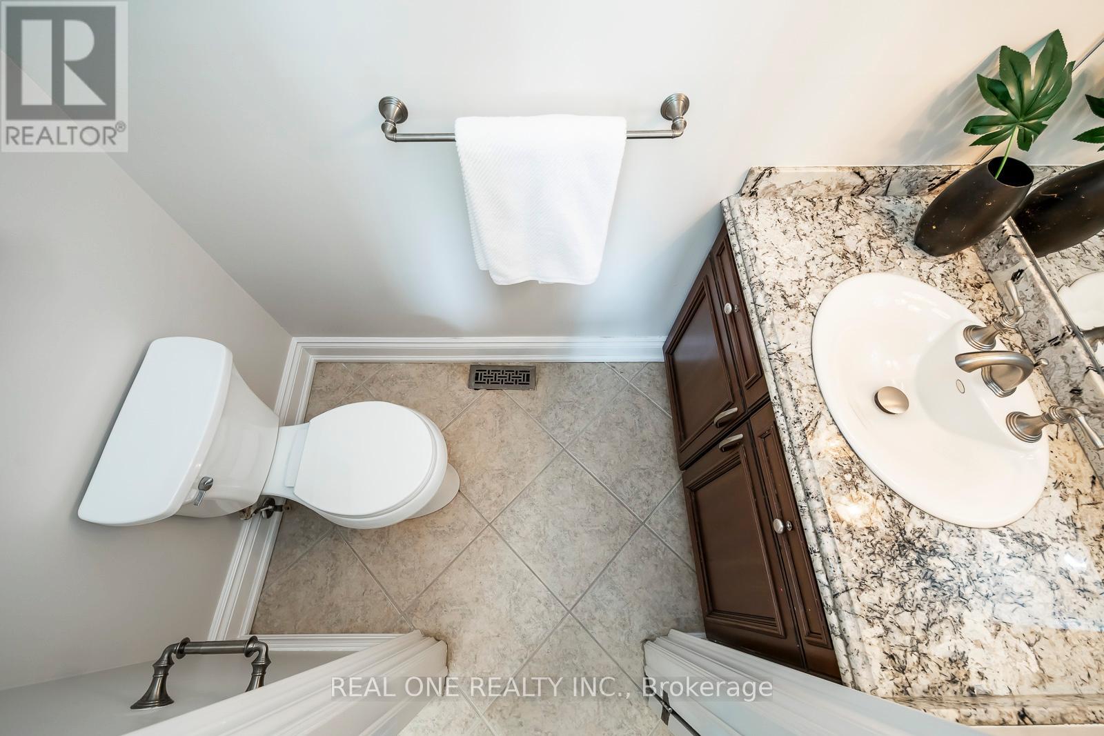 1060 Rockcliffe Court, Oakville, Ontario  L6M 1B8 - Photo 18 - W12848036