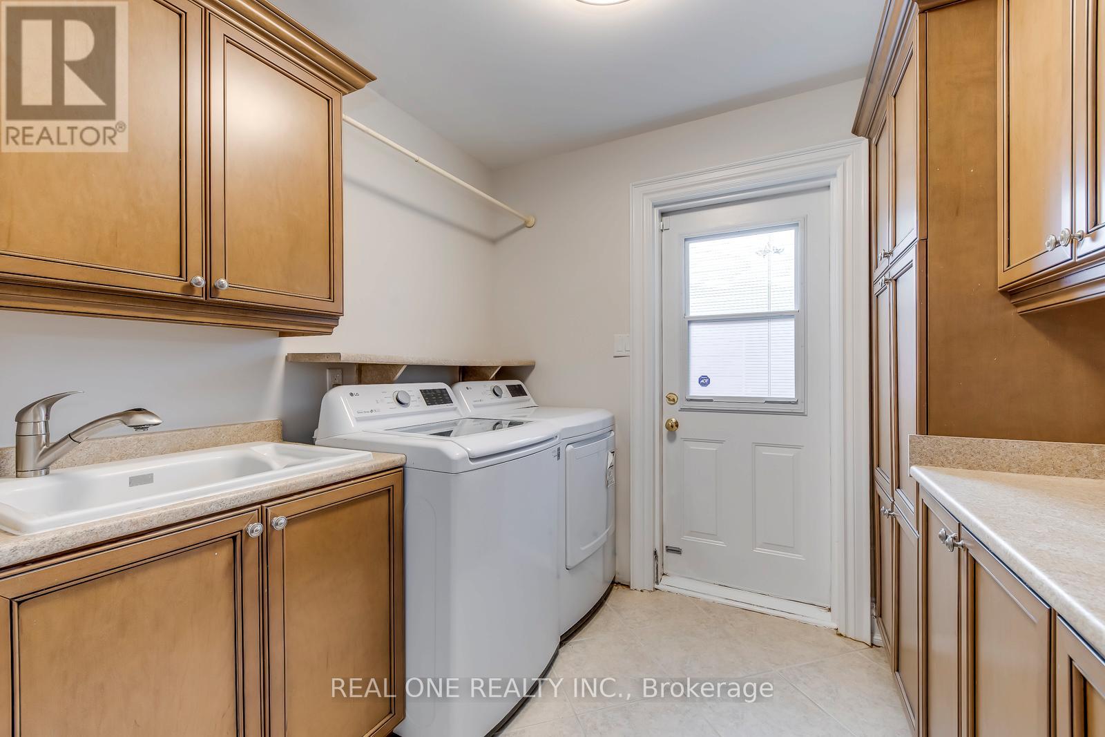 1060 Rockcliffe Court, Oakville, Ontario  L6M 1B8 - Photo 19 - W12848036