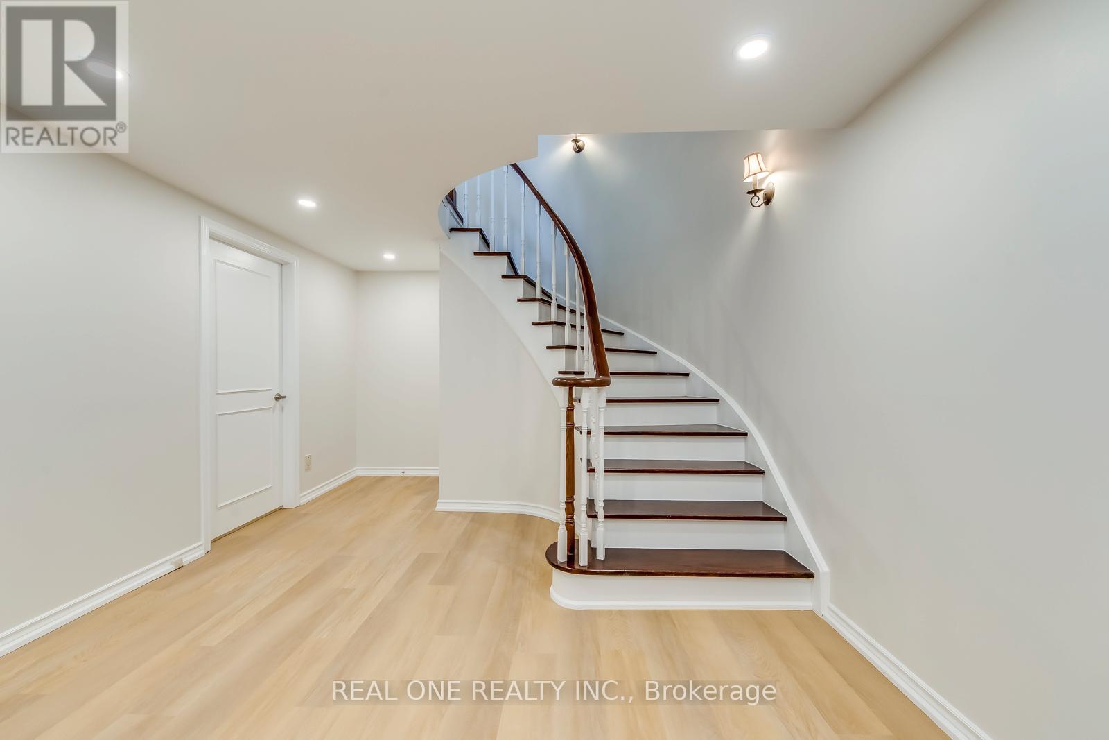 1060 Rockcliffe Court, Oakville, Ontario  L6M 1B8 - Photo 35 - W12848036