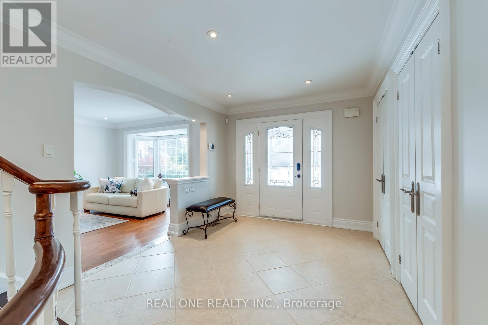 1060 Rockcliffe Court, Oakville, Ontario  L6M 1B8 - Photo 4 - W12848036