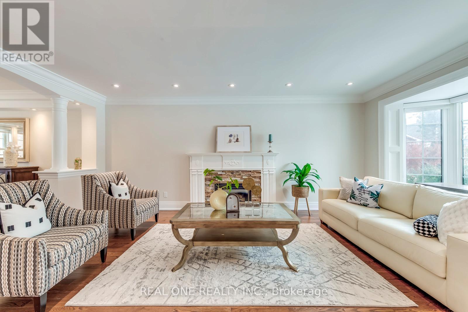 1060 Rockcliffe Court, Oakville, Ontario  L6M 1B8 - Photo 5 - W12848036