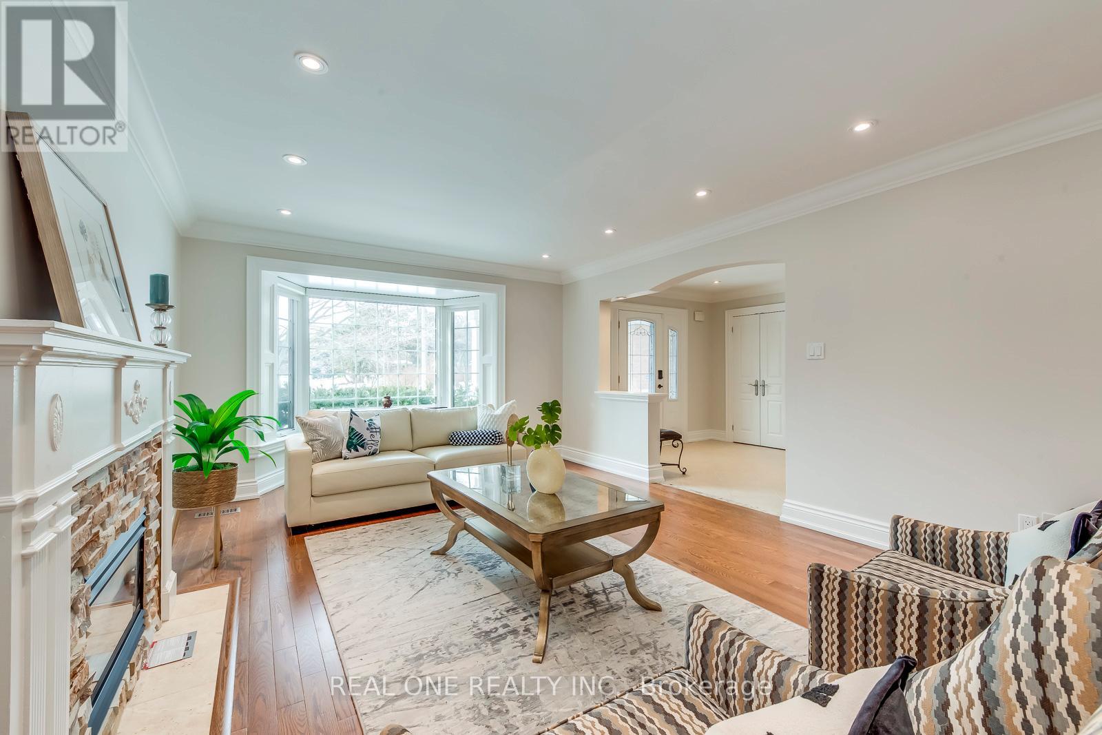 1060 Rockcliffe Court, Oakville, Ontario  L6M 1B8 - Photo 8 - W12848036