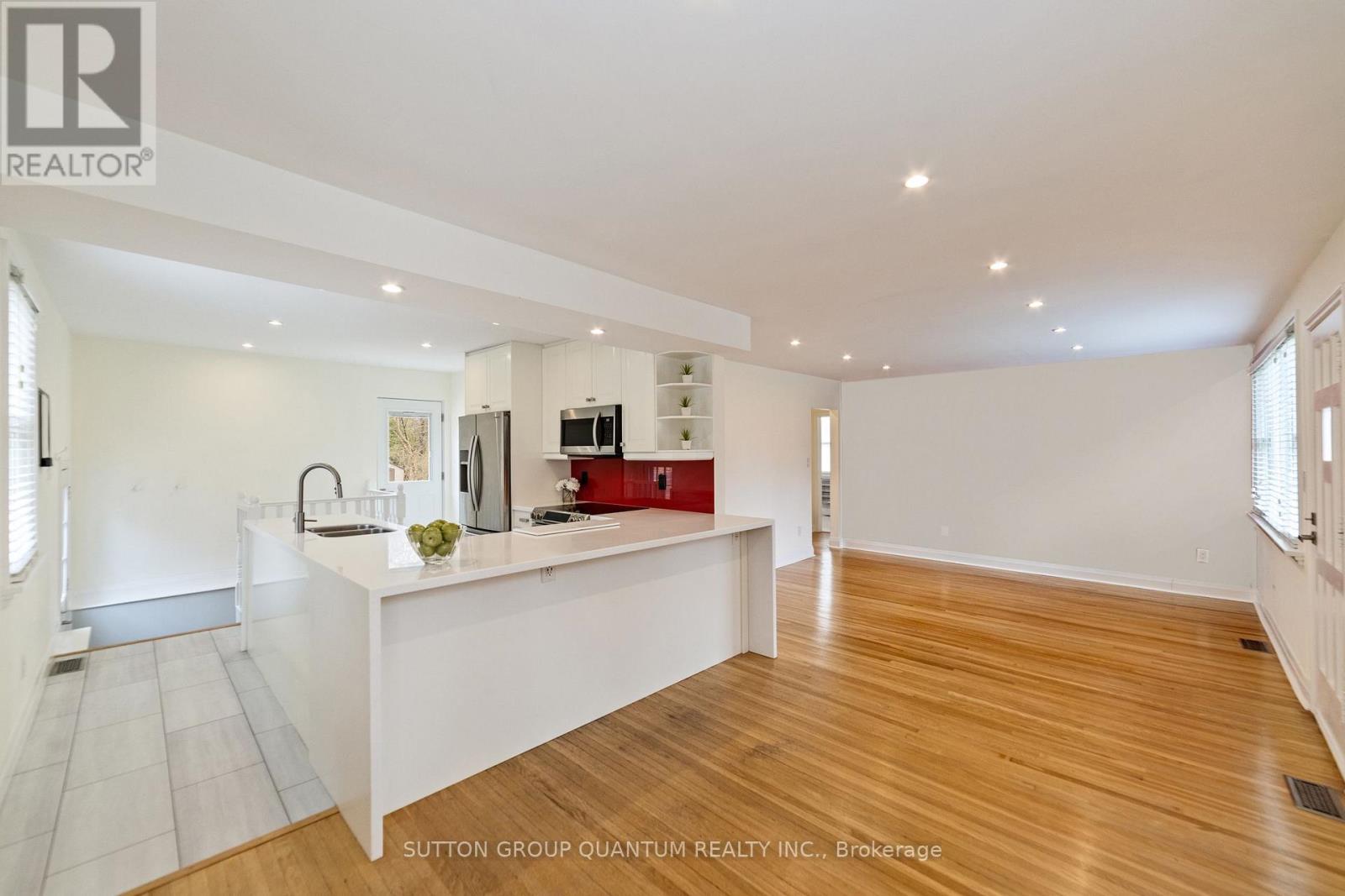 407 Queen Mary Drive, Oakville, Ontario  L6K 3M2 - Photo 11 - W12848054