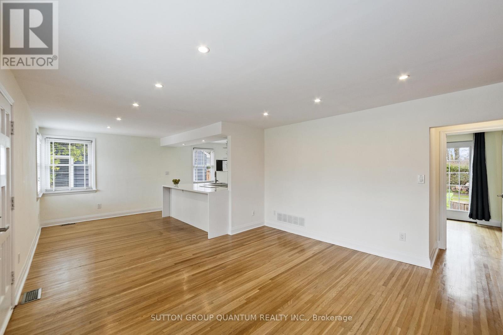 407 Queen Mary Drive, Oakville, Ontario  L6K 3M2 - Photo 13 - W12848054