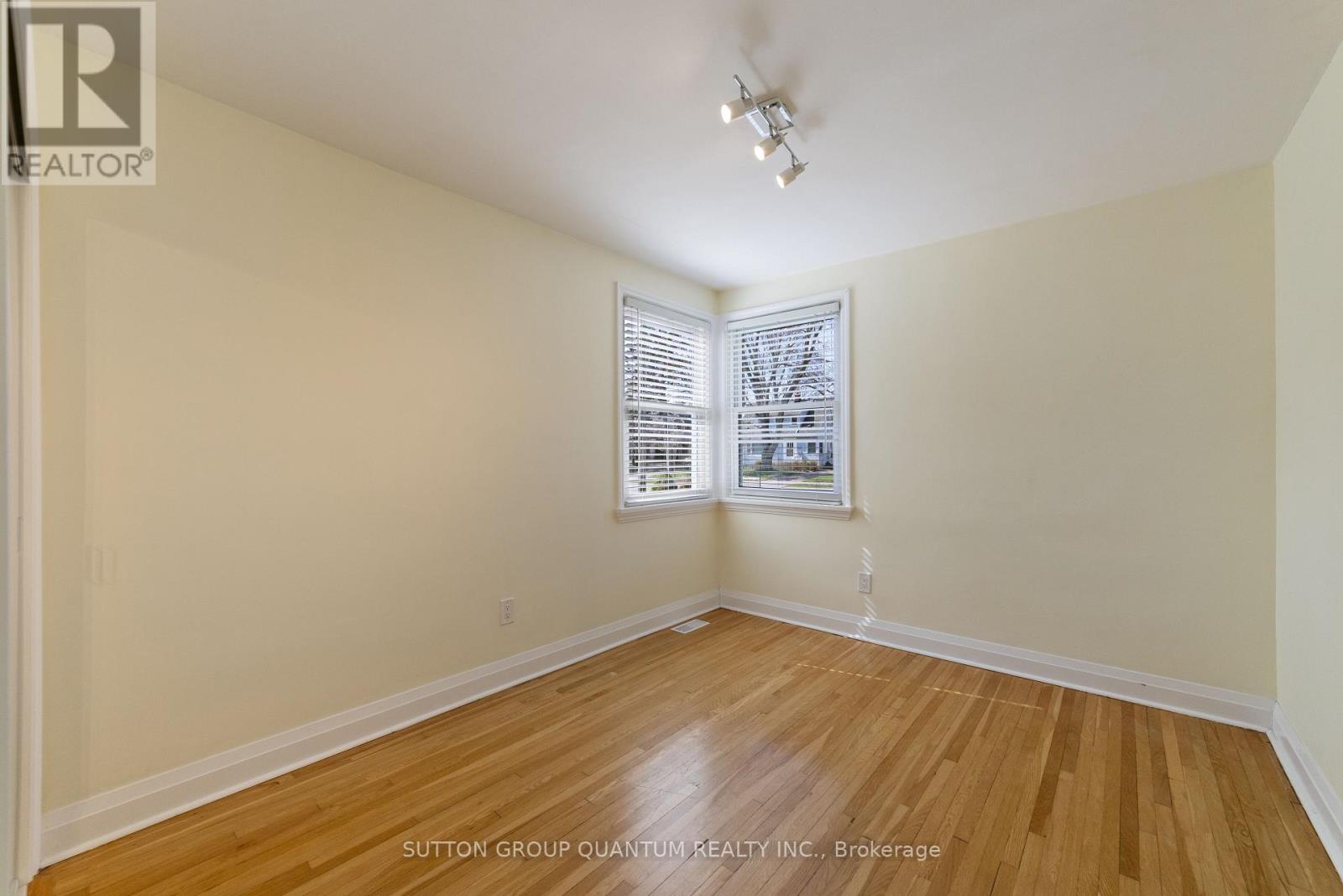 407 Queen Mary Drive, Oakville, Ontario  L6K 3M2 - Photo 18 - W12848054