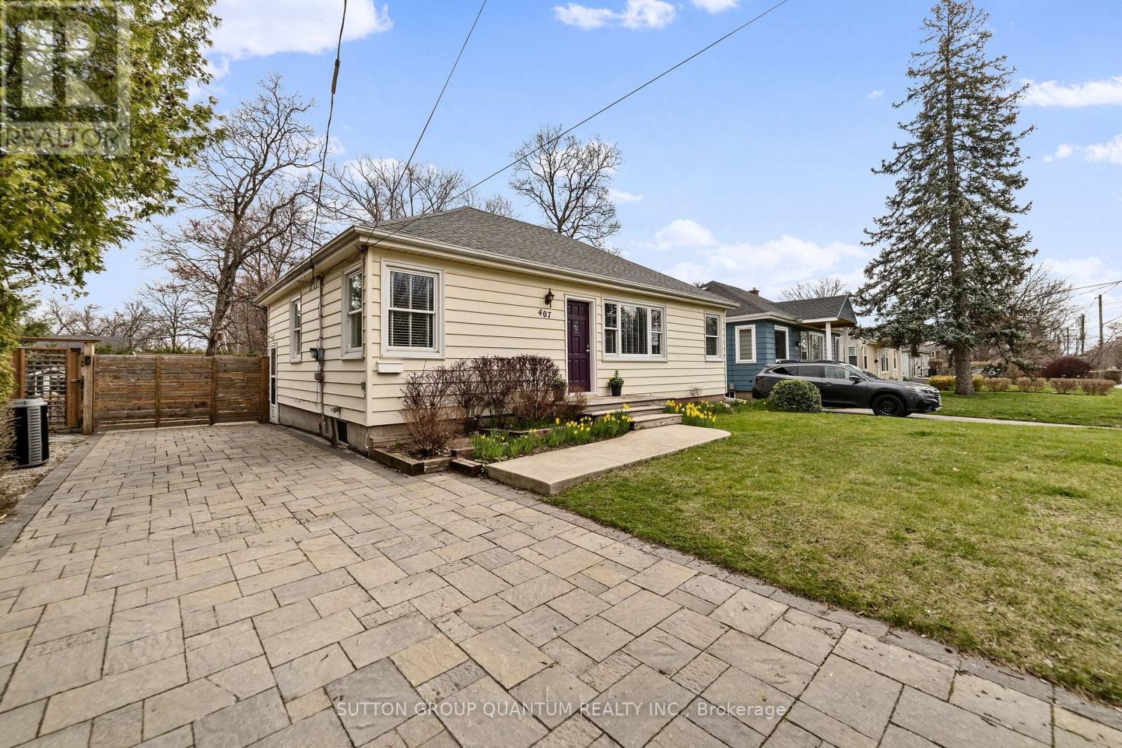 407 Queen Mary Drive, Oakville, Ontario  L6K 3M2 - Photo 2 - W12848054