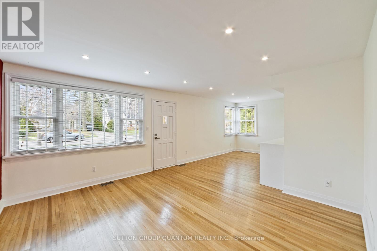 407 Queen Mary Drive, Oakville, Ontario  L6K 3M2 - Photo 9 - W12848054