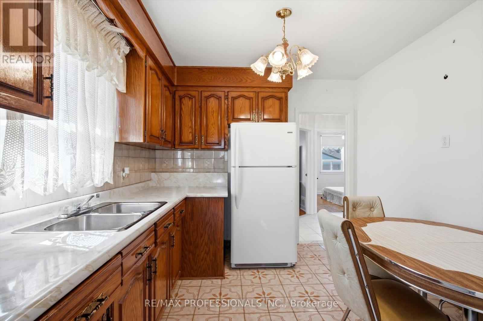 54 Culnan Avenue, Toronto, Ontario  M8Z 5B2 - Photo 13 - W12848088