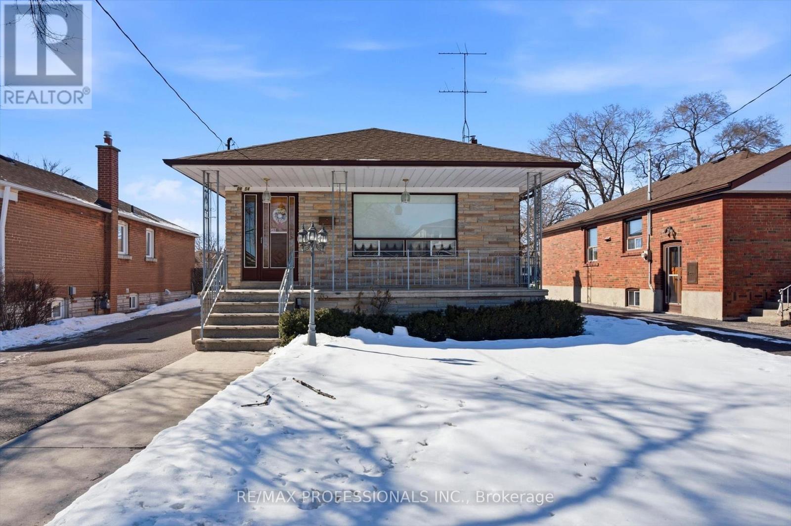 54 Culnan Avenue, Toronto, Ontario  M8Z 5B2 - Photo 2 - W12848088