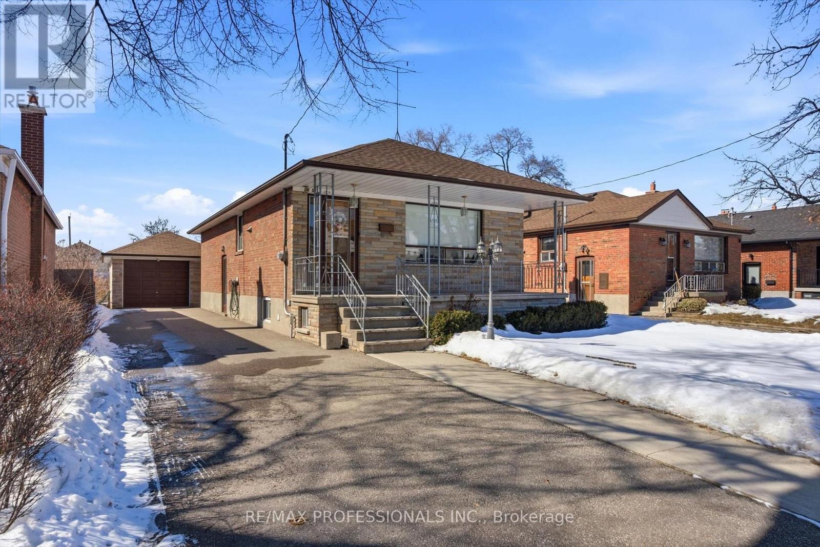 54 Culnan Avenue, Toronto, Ontario  M8Z 5B2 - Photo 3 - W12848088