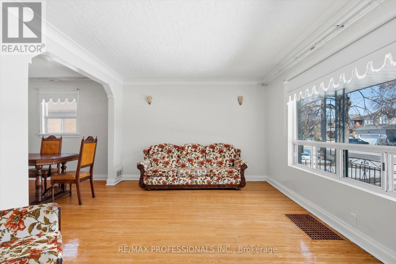 54 Culnan Avenue, Toronto, Ontario  M8Z 5B2 - Photo 5 - W12848088