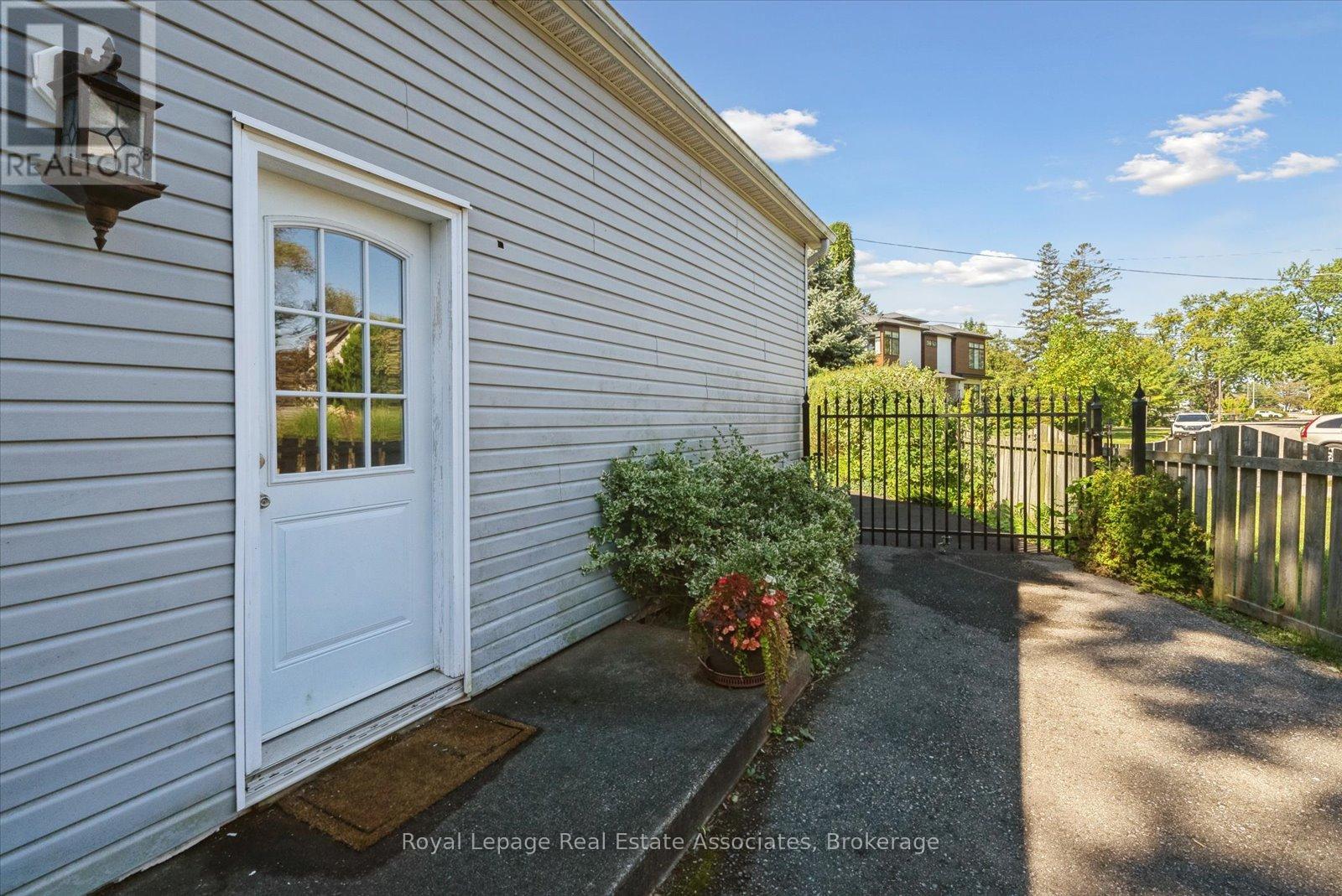 708 Montbeck Crescent, Mississauga, Ontario  L5G 1P3 - Photo 32 - W12848164