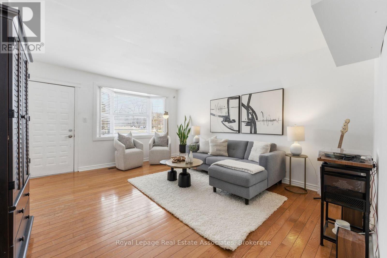 708 Montbeck Crescent, Mississauga, Ontario  L5G 1P3 - Photo 4 - W12848164